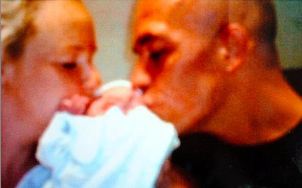 وفاة طفل بسبب عدوى نقلها له والده عبر قبلة